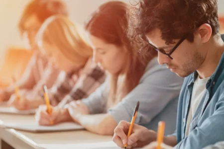 Personas dando un examen de inglés